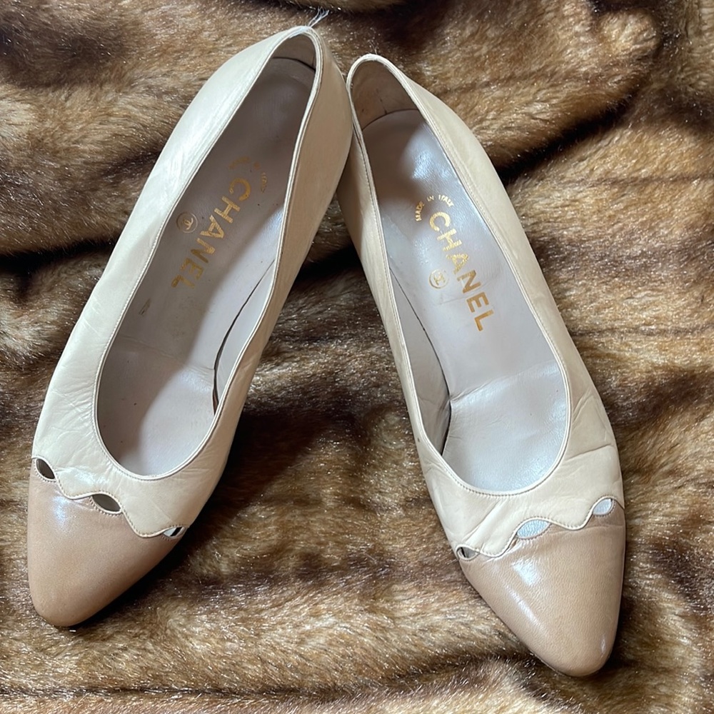 CHANEL Two-Tone Cream and Tan Pointed-Toe Pumps